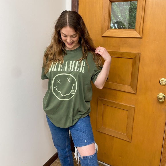 Dreamer Graphic Tee New With Tags Green with Smiley Face - Picture 2 of 7